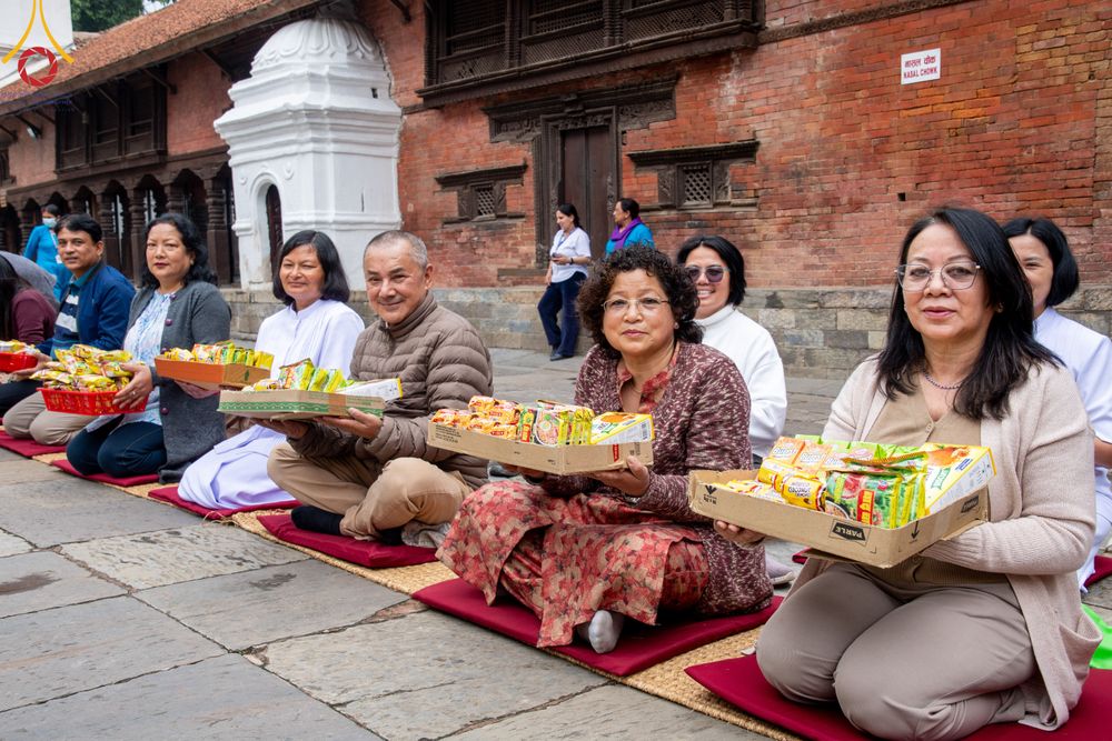 ภาพ No.317194:วันจันทร์ที่ 30 มีนาคม พ.ศ.2569 จาริกบิณฑบาตสยมภูนาทสู่พระราชวังหนุมานโดกา ประเทศเนปาล