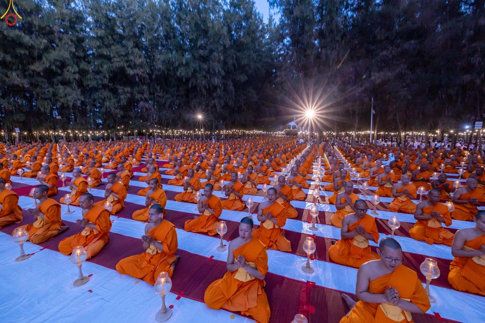 ภาพ No.290176:วันที่ 6 มกราคม พ.ศ. 2569 พิธีจุดประทีปถวายเป็นพุทธบูชา และบูชาธรรมมหาปูชนียาจารย์ (ภาพชุดที่ 2) ณ อนุสรณ์สถานมหาวิหารพระมงคลเทพมุนี (โลตัสแลนด์) อ.สองพี่น้อง จ.สุพรรณบุรี ในโครงการธรรมยาตรา กตัญญูบูชา มหาปูชนียาจารย์ พระมงคลเทพมุนี(สด จนฺทสโร) พระผู้ปรา