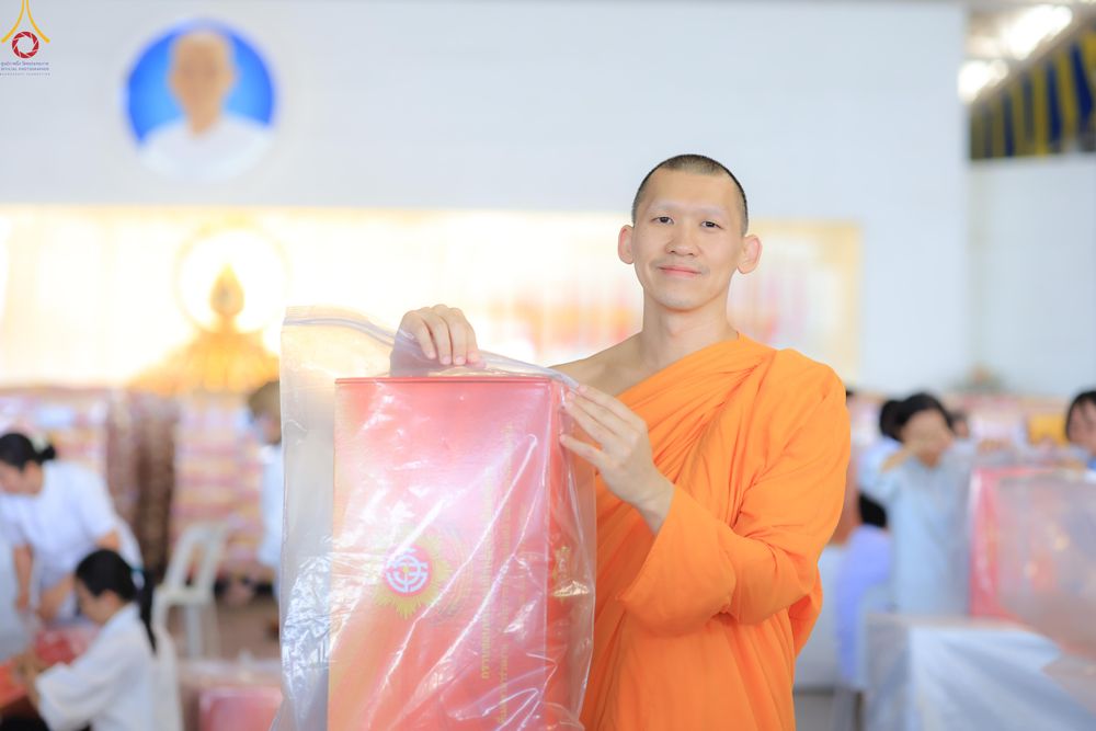 ภาพ No.322016:วันที่ 12 -13 เมษายน พ.ศ.2569 การเตรียมกล่องไทยธรรม + การขนย้ายเก้าอี้ เพื่องานถวายมหาสังฆทาน 40,000 กว่าวัดทั่วประเทศ วันคุ้มครองโลก 22 เมษายน พ.ศ.2569 วัดพระธรรมกาย