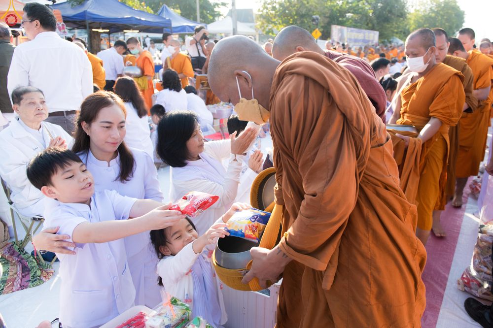 ภาพ No.282714:วันเสาร์ที่ 20 ธันวาคม พ.ศ.2568 พิธีตักบาตรพระ 10,000 รูป (ชุด 2) เนื่องในโอกาส 194 ปี จังหวัดกาญจนบุรี และอุทิศส่วนกุศลให้แด่บรรพชนทั้งหลาย บริเวณถนนสองแคว (Skywalk) เมืองกาญจนบุรี