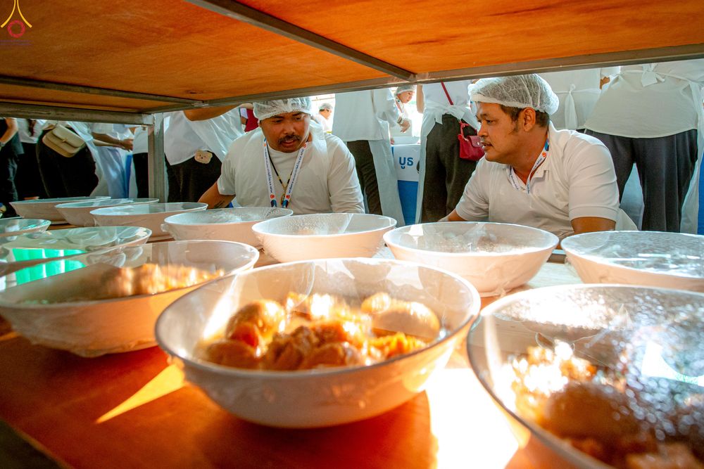 ภาพ No.325710:วันที่ 22 เมษายน พ.ศ.2569(วันคุ้มครองโลก) งานถวายมหาสังฆทาน 40,000 กว่าวัดทั่วประเทศ เจ้าหน้าที่ สาธุชน ร่วมใจจัดเตรียมภัตตาหารเพล (ชุด 2)