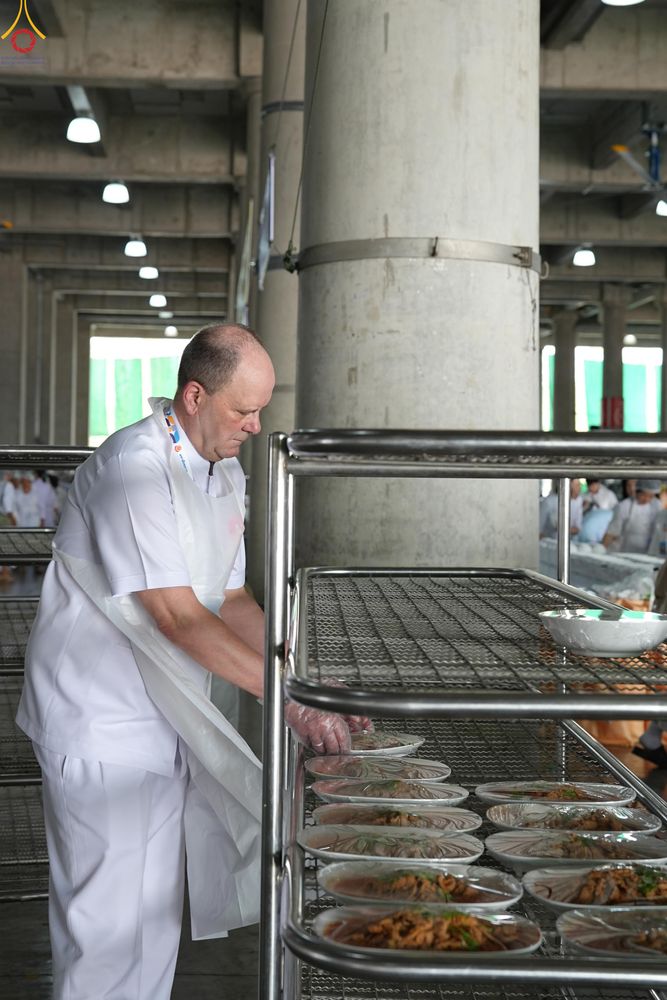 ภาพ No.325892:วันที่ 22 เมษายน พ.ศ.2569(วันคุ้มครองโลก) งานถวายมหาสังฆทาน 40,000 กว่าวัดทั่วประเทศ เจ้าหน้าที่ สาธุชน ร่วมใจจัดเตรียมภัตตาหารเพล (ชุด 2)