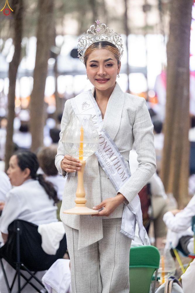 ภาพ No.290005:วันที่ 6 มกราคม พ.ศ. 2569 พิธีจุดประทีปถวายเป็นพุทธบูชา และบูชาธรรมมหาปูชนียาจารย์ (ภาพชุดที่ 2) ณ อนุสรณ์สถานมหาวิหารพระมงคลเทพมุนี (โลตัสแลนด์) อ.สองพี่น้อง จ.สุพรรณบุรี ในโครงการธรรมยาตรา กตัญญูบูชา มหาปูชนียาจารย์ พระมงคลเทพมุนี(สด จนฺทสโร) พระผู้ปรา