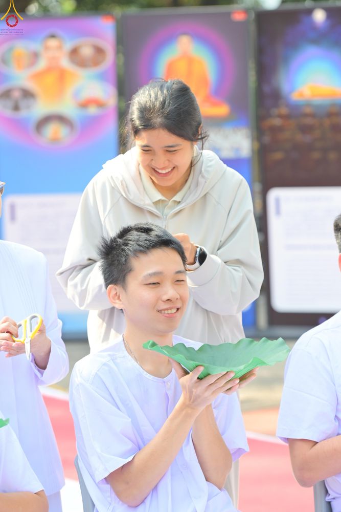 ภาพ No.280813:วันที่ 27 ธันวาคม พ.ศ. 2568  พิธีปลงผมนาคธรรมทายาท โครงการอุปสมบทหมู่บูชาธรรม 81 ปี หลวงพ่อธัมมชโย  ณ สมาคมพุทธ เขตตงช้ง ฮ่องกง