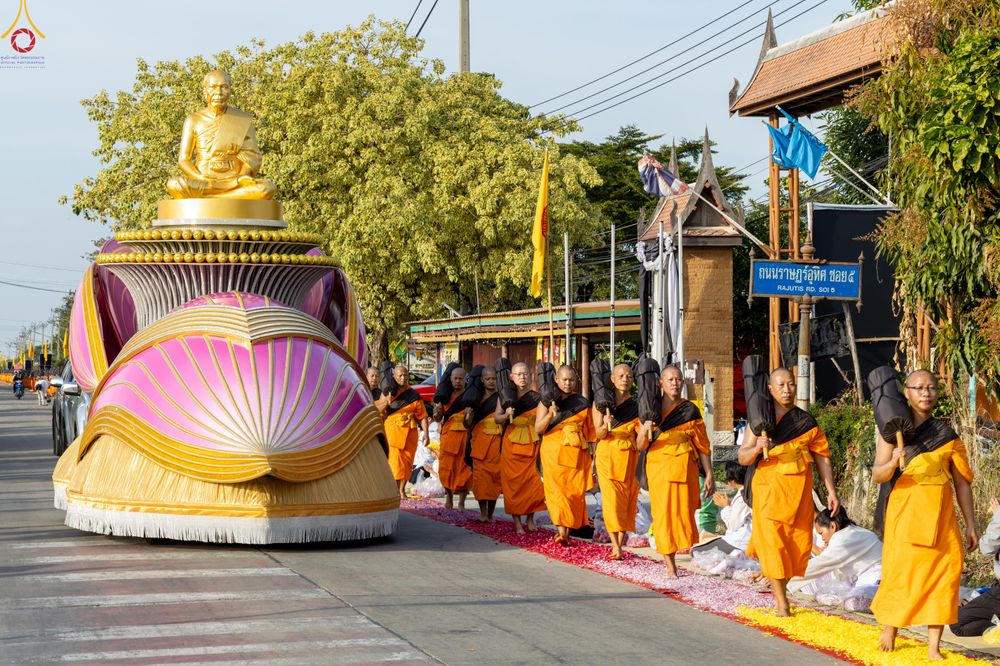 ภาพ No.287817:วันที่ 3 มกราคม พ.ศ. 2569 พิธีต้อนรับพระธรรมยาตรา ครั้งที่ 2 (ภาพชุดที่ 2) ในโครงการธรรมยาตรา กตัญญูบูชา มหาปูชนียาจารย์ พระมงคลเทพมุนี(สด จนฺทสโร) พระผู้ปราบมาร อนุสรณ์สถาน 7 แห่ง ปีที่ 14 ณ อนุสรณ์สถานมหาวิหารพระมงคลเทพมุนี (โลตัสแลนด์) อ.สองพี่น้อง จ.