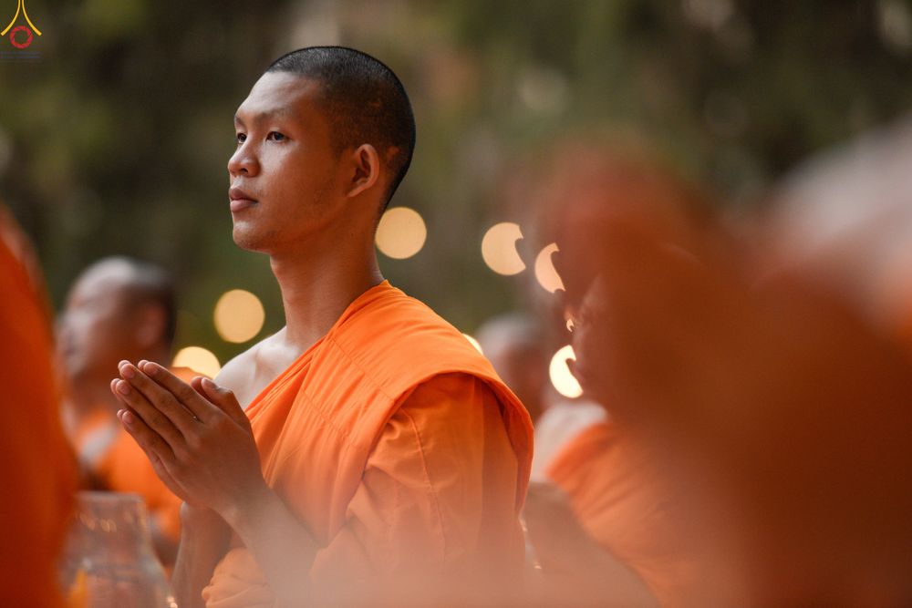 ภาพ No.290119:วันที่ 6 มกราคม พ.ศ. 2569 พิธีจุดประทีปถวายเป็นพุทธบูชา และบูชาธรรมมหาปูชนียาจารย์ (ภาพชุดที่ 2) ณ อนุสรณ์สถานมหาวิหารพระมงคลเทพมุนี (โลตัสแลนด์) อ.สองพี่น้อง จ.สุพรรณบุรี ในโครงการธรรมยาตรา กตัญญูบูชา มหาปูชนียาจารย์ พระมงคลเทพมุนี(สด จนฺทสโร) พระผู้ปรา