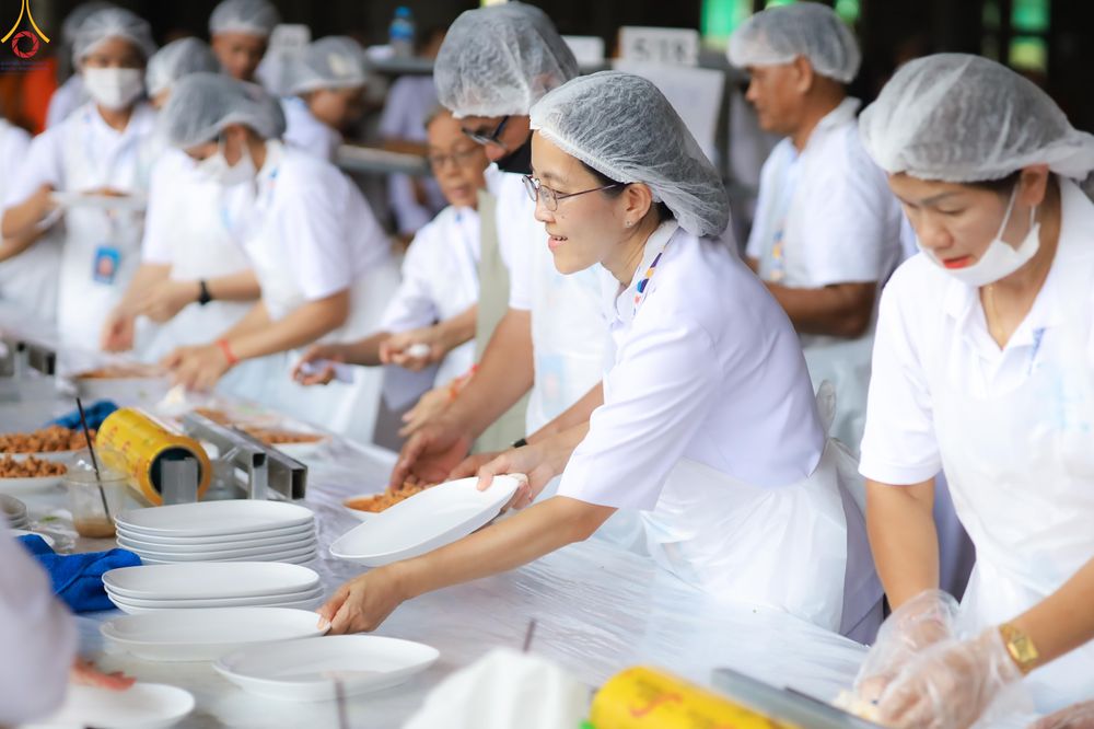 ภาพ No.325772:วันที่ 22 เมษายน พ.ศ.2569(วันคุ้มครองโลก) งานถวายมหาสังฆทาน 40,000 กว่าวัดทั่วประเทศ เจ้าหน้าที่ สาธุชน ร่วมใจจัดเตรียมภัตตาหารเพล (ชุด 2)