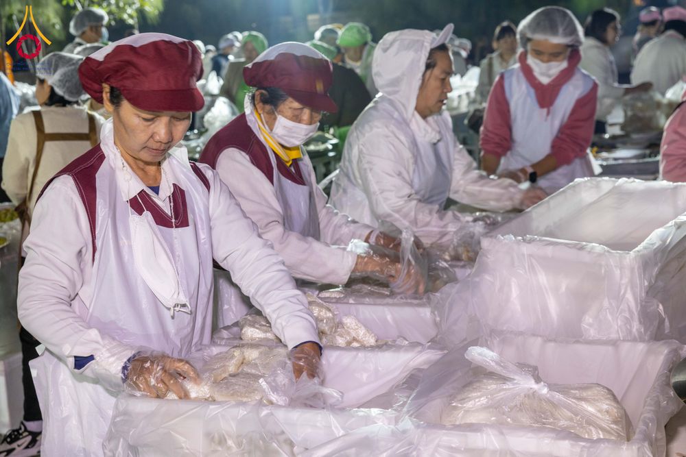 ภาพ No.292499:วันที่ 12 มกราคม พ.ศ. 2569 พิธีถวายภัตตาหารเป็นสังฆทาน แด่พระธรรมยาตรา ณ อนุสรณ์สถานมหาวิหารพระมงคลเทพมุนี (โลตัสแลนด์) อ.สองพี่น้อง จ.สุพรรณบุรี ในโครงการธรรมยาตรา กตัญญูบูชา มหาปูชนียาจารย์ พระมงคลเทพมุนี(สด จนฺทสโร) พระผู้ปราบมาร อนุสรณ์สถาน 7 แห่ง ปี