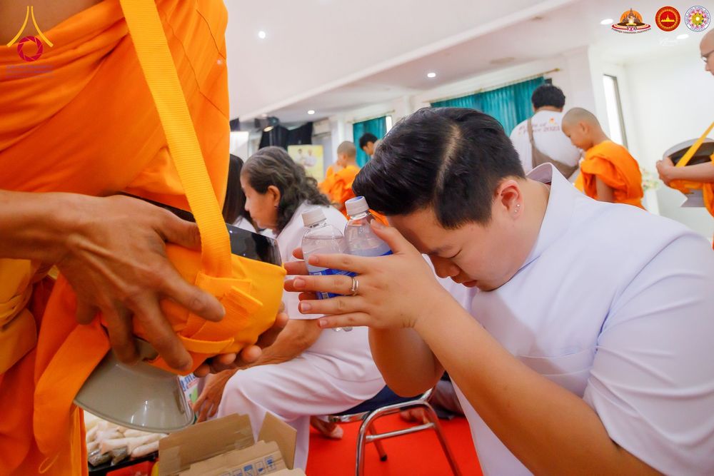 ภาพ No.283540:วันอาทิตย์ที่ 21 ธันวาคม  2568 พิธีบิณฑบาตฉลองสามเณรใหม่ ประเทศอินโดนีเซีย