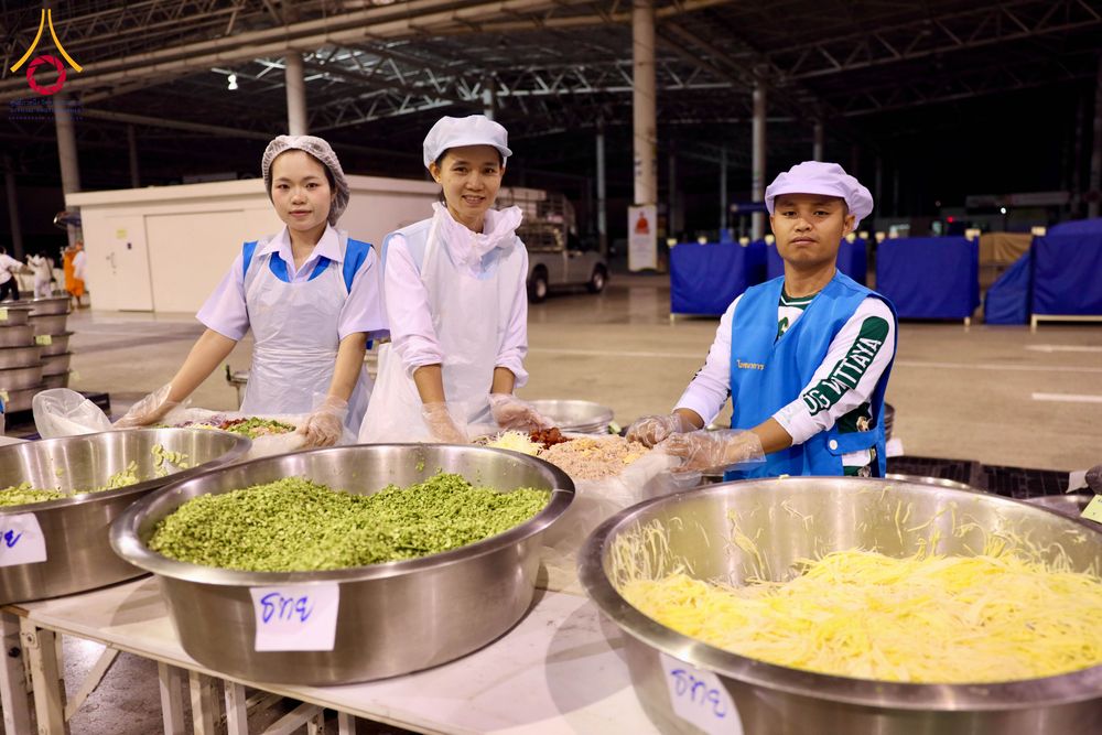 ภาพ No.287228:วันที่ 3 มกราคม พ.ศ.2569 พิธีถวายภัตตาหารเป็นสังฆทาน แด่พระธรรมยาตรา ณ วัดพระธรรมกาย  จังหวัดปทุมธานี ในโครงการธรรมยาตรา กตัญญูบูชา มหาปูชนียาจารย์ พระมงคลเทพมุนี(สด จนฺทสโร) พระผู้ปราบมาร อนุสรณ์สถาน 7 แห่ง ปีที่ 14