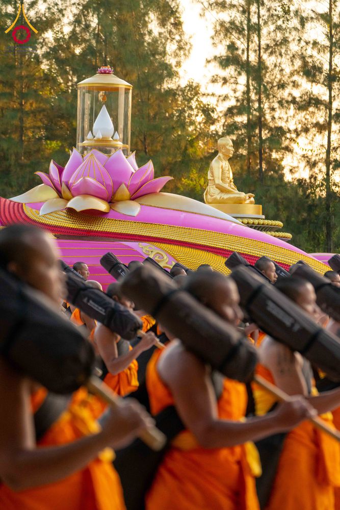 ภาพ No.290665:วันที่ 8 มกราคม พ.ศ. 2569 พระธรรมยาตราปฏิบัติธรรม และถ่ายภาพหมู่ประวัติศาสตร์ ในโครงการธรรมยาตรา กตัญญูบูชามหาปูชนียาจารย์ พระมงคลเทพมุนี(สด จนฺทสโร) พระผู้ปราบมาร อนุสรณ์สถาน 7 แห่ง ปีที่ 14 ณ อนุสรณ์สถานคลองบางนางแท่น อ.สามพราน จ.นครปฐม