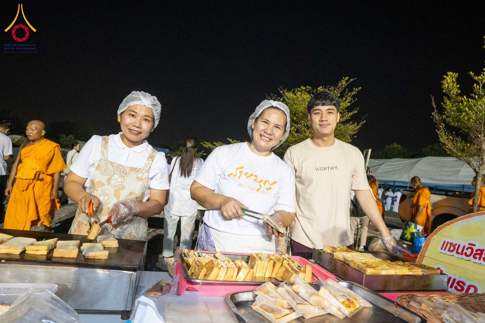 ภาพ No.296609:วันที่ 18 มกราคม พ.ศ. 2569 พิธีถวายภัตตาหารเป็นสังฆทาน แด่พระธรรมยาตรา ณ วัดโบสถ์บน ต.บางคูเวียง จ.นนทบุรี อนุสรณ์สถานลำดับที่ 4 สถานที่เกิดด้วยกายธรรม ในโครงการธรรมยาตรา กตัญญูบูชา มหาปูชนียาจารย์ พระมงคลเทพมุนี(สด จนฺทสโร) พระผู้ปราบมาร อนุสรณ์สถาน 7 แ