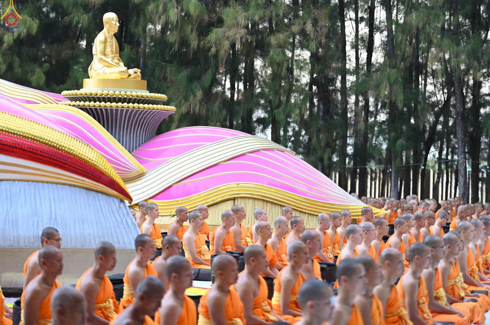 ภาพ No.288443:วันที่ 4 มกราคม พ.ศ. 2569 พระธรรมยาตราปฏิบัติธรรม และถ่ายภาพหมู่ประวัติศาสตร์ ในโครงการธรรมยาตรา กตัญญูบูชา มหาปูชนียาจารย์ พระมงคลเทพมุนี(สด จนฺทสโร) พระผู้ปราบมาร อนุสรณ์สถาน 7 แห่ง ปีที่ 14 ณ อนุสรณ์สถานมหาวิหารพระมงคลเทพมุนี (โลตัสแลนด์) อ.สองพี่น้อง