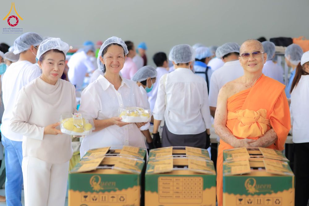 ภาพ No.323590:วันที่ 21 เมษายน 2569 ปอกทุเรียน 26 ตัน 75,000 กล่อง เตรียมงานถวายสังฆทาน40000กว่าวัดทั่วประเทศ
