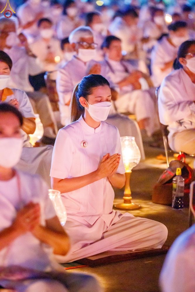 ภาพ No.73493:พิธีจุดประทีปถวายเป็นพุทธบูชา และบูชาธรรมมหาปูชนียาจารย์ ในโครงการธรรมยาตรากตัญญูบูชา มหาปูชนียาจารย์ พระมงคลเทพมุนี(สด จนฺทสโร) พระผู้ปราบมาร ปีที่ 11 ณ อนุสรณ์สถานลำดับที่ 4 สถานที่เกิดด้วยกายธรรม วัดโบสถ์ (บน) บางคูเวียง อ.บางกรวย จ.นนทบุรี วันที่ 21 