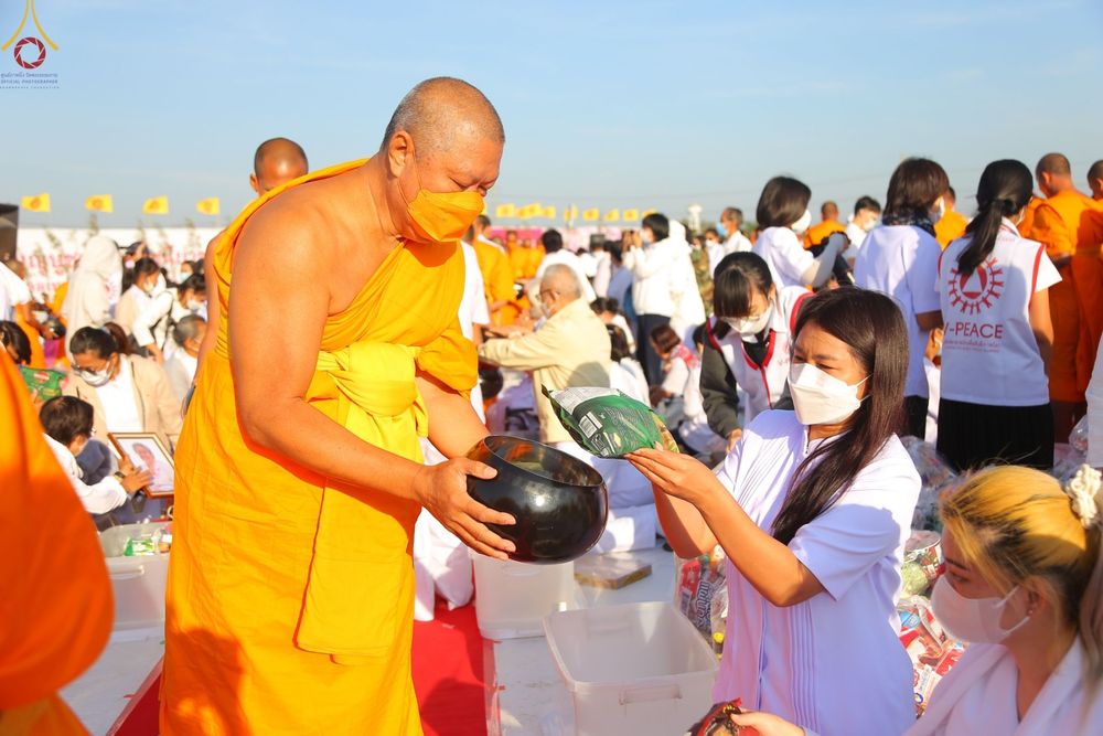 ภาพ No.74836:พิธีตักบาตรพระธรรมยาตราฯ ในโครงการธรรมยาตรากตัญญูบูชา มหาปูชนียาจารย์ พระมงคลเทพมุนี(สด จนฺทสโร) พระผู้ปราบมาร ปีที่ 11 ณ อนุสรณ์สถานลำดับที่ 5 สถานที่เผยแผ่วิชชาธรรมกายครั้งแรก อนุสรณ์สถานบางปลา วัดบางปลา อ.บางเลน จ.นครปฐม วันที่ 29 มกราคม พ.ศ. 2566