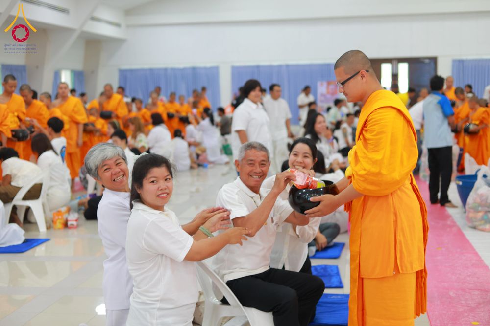 ภาพ No.321898:วันที่ 12 เมษายน พ.ศ.2569 ตักบาตรสงกรานต์ฉลองสามเณรใหม่  ณ ศูนย์ปฏิบัติธรรมระยอง(บ้านช่องลม)