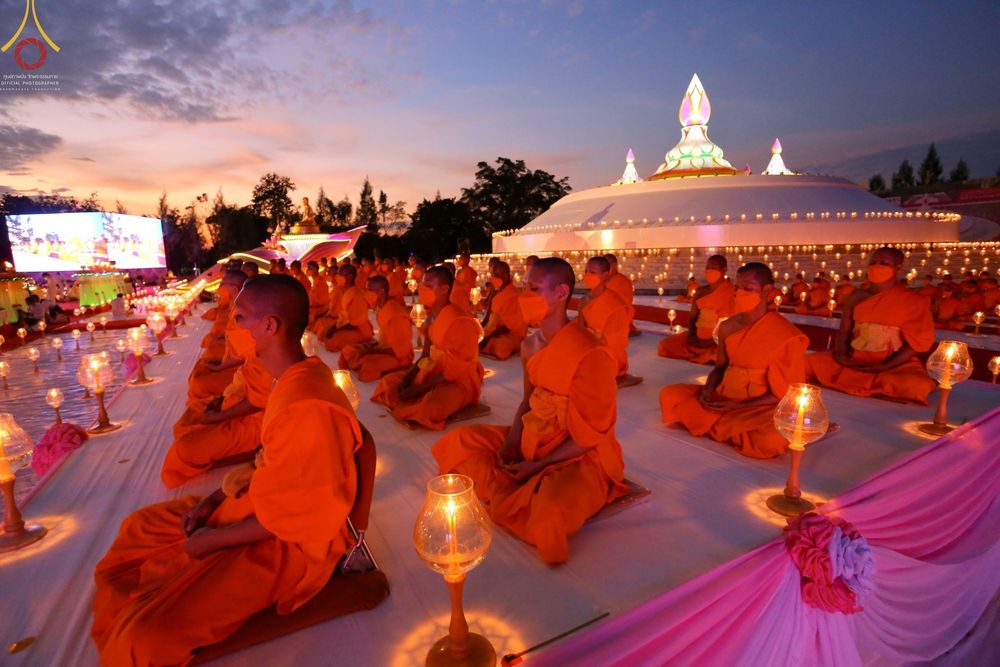 ภาพ No.70278:พิธีจุดประทีปถวายเป็นพุทธบูชา และบูชาธรรมมหาปูชนียาจารย์ ในโครงการธรรมยาตรากตัญญูบูชา มหาปูชนียาจารย์ พระมงคลเทพมุนี(สด จนฺทสโร) พระผู้ปราบมาร ปีที่ 11 ณ อนุสรณ์สถานลำดับที่ 2 สถานที่ตั้งมโนปณิธานบวชตลอดชีวิต อนุสรณ์สถานคลองบางนางแท่น อ.สามพราน จ.นครปฐม 