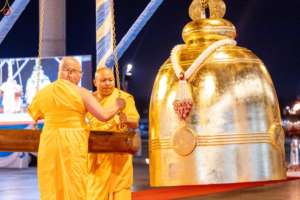 ภาพ No.280293:วันที่ 31 ธันวาคม พ.ศ.2568 -วันที่ 1 มกราคม พ.ศ.2569 พิธีฉลองชัยสวดมนต์บทธัมมจักกับปปวัตนสูตร ครบ 8,000,000,000 จบ , พิธีสวดมนต์ข้ามปี ณ วัดพระธรรมกาย