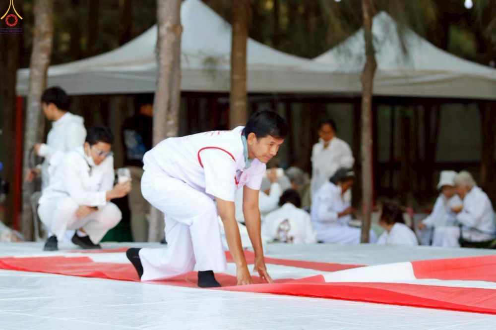 ภาพ No.300557:ภาพเบื้องหลังอาสาสมัครรวมใจ ชุดที่ 3 ในโครงการธรรมยาตรา กตัญญูบูชา มหาปูชนียาจารย์ พระมงคลเทพมุนี(สด จนฺทสโร) พระผู้ปราบมาร อนุสรณ์สถาน 7 แห่ง ปีที่ 14