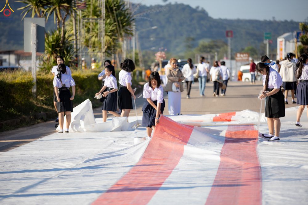 ภาพ No.281462:วันเสาร์ที่ 27 ธันวาคม พ.ศ.2568 พิธีตักบาตรพระ ๑,๐๐๐ รูป   เพื่อความเป็นสิริมงคลแก่ชีวิตและแผ่นดินไทย  มหากุศลครั้งยิ่งใหญ่แห่งปี ส่งท้ายปีเก่า ต้อนรับปีใหม่  ณ ถนนหน้าที่ว่าการอำเภอภูเรือ จังหวัดเลย