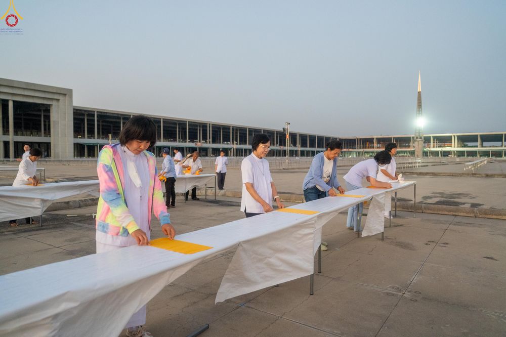 ภาพ No.321203:วันที่ 10-11 เมษายน พ.ศ.2569 การเตรียมกล่องไทยธรรม และการติดผ้ารับประเคน เพื่องานถวายมหาสังฆทาน 40,000 กว่าวัดทั่วประเทศ วันคุ้มครองโลก 22 เมษายน พ.ศ.2569 วัดพระธรรมกาย