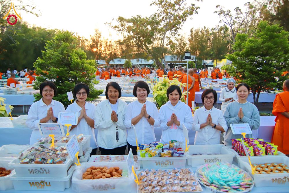 ภาพ No.288052:วันที่ 4 มกราคม พ.ศ. 2569 พิธีถวายภัตตาหารเป็นสังฆทาน แด่พระธรรมยาตรา ในโครงการธรรมยาตรา กตัญญูบูชา มหาปูชนียาจารย์ พระมงคลเทพมุนี(สด จนฺทสโร) พระผู้ปราบมาร อนุสรณ์สถาน 7 แห่ง ปีที่ 14 ณ อนุสรณ์สถานมหาวิหารพระมงคลเทพมุนี (โลตัสแลนด์) อ.สองพี่น้อง จ.สุพรร