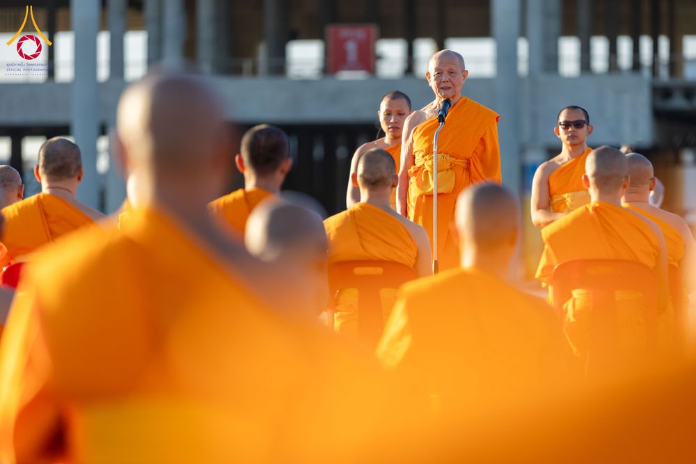 ภาพ No.285297:วันจันทร์ที่ 15 ธันวาคม พ.ศ.2568  บันทึกภาพหมู่ประวัติศาสตร์ โครงการบรรพชาอุปสมบทหมู่  รุ่นบูชาธรรมมหาปูชนียาจารย์ ประจำปี 2568 ณ ลานธรรมมหาธรรมกายเจดีย์ วัดพระธรรมกาย