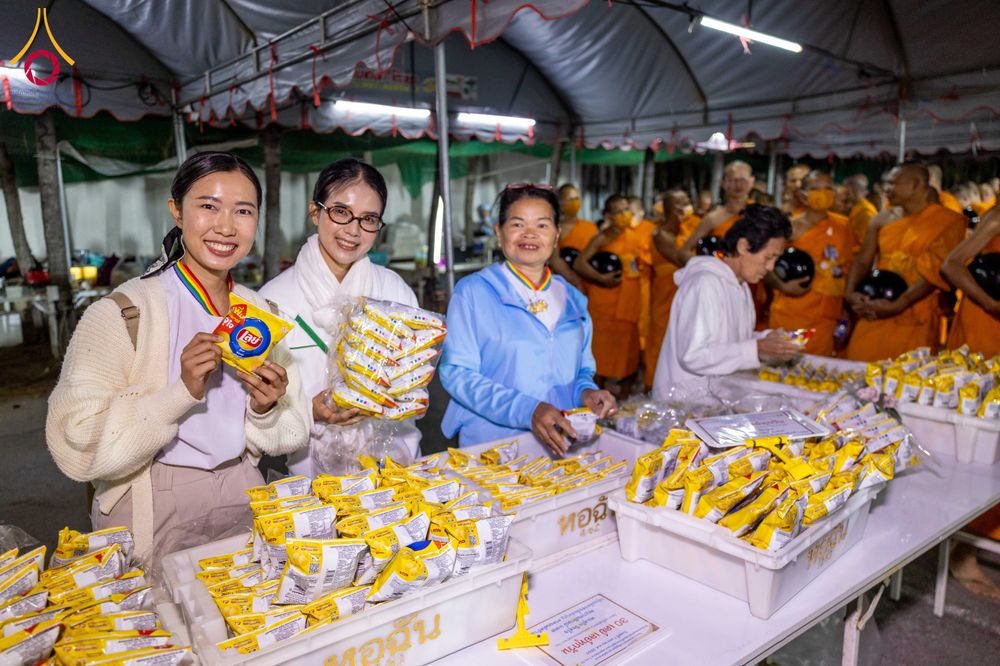 ภาพ No.289506:วันที่ 7 มกราคม พ.ศ. 2569 พิธีถวายภัตตาหารเป็นสังฆทาน แด่พระธรรมยาตรา ในโครงการธรรมยาตรา กตัญญูบูชา มหาปูชนียาจารย์ พระมงคลเทพมุนี(สด จนฺทสโร) พระผู้ปราบมาร อนุสรณ์สถาน 7 แห่ง ปีที่ 14 ณ อนุสรณ์สถานมหาวิหารพระมงคลเทพมุนี (โลตัสแลนด์) อ.สองพี่น้อง จ.สุพรร