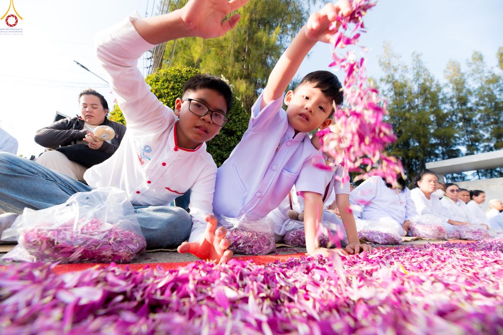 ภาพ No.287437:วันที่ 3 มกราคม พ.ศ. 2569 พิธีต้อนรับพระธรรมยาตรา ในโครงการธรรมยาตรา กตัญญูบูชา มหาปูชนียาจารย์ พระมงคลเทพมุนี(สด จนฺทสโร) พระผู้ปราบมาร อนุสรณ์สถาน 7 แห่ง ปีที่ 14 ณ อนุสรณ์สถานมหาวิหารพระมงคลเทพมุนี (โลตัสแลนด์) อ.สองพี่น้อง จ.สุพรรณบุรี