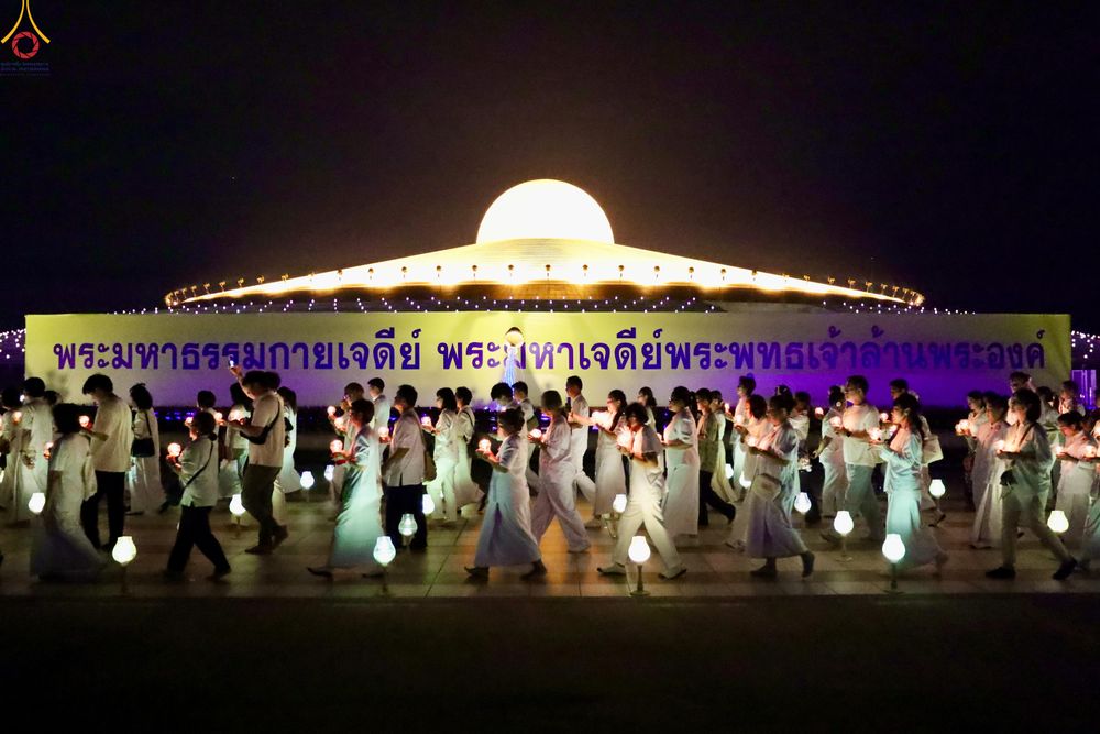 ภาพ No.331110:วันวิสาขบูชา อาทิตย์ที่ 31 พฤษภาคม พ.ศ.2569 พิธีจุดวิสาขประทีป , พิธีเวียนประทักษิณ  รอบพระมหาธรรมกายเจดีย์  และพิธีฉลองชัยสวดมนต์บทธัมมจักกัปปวัตนสูตร  ครบ 8,415,000,000 จบ ณ วัดพระธรรมกาย