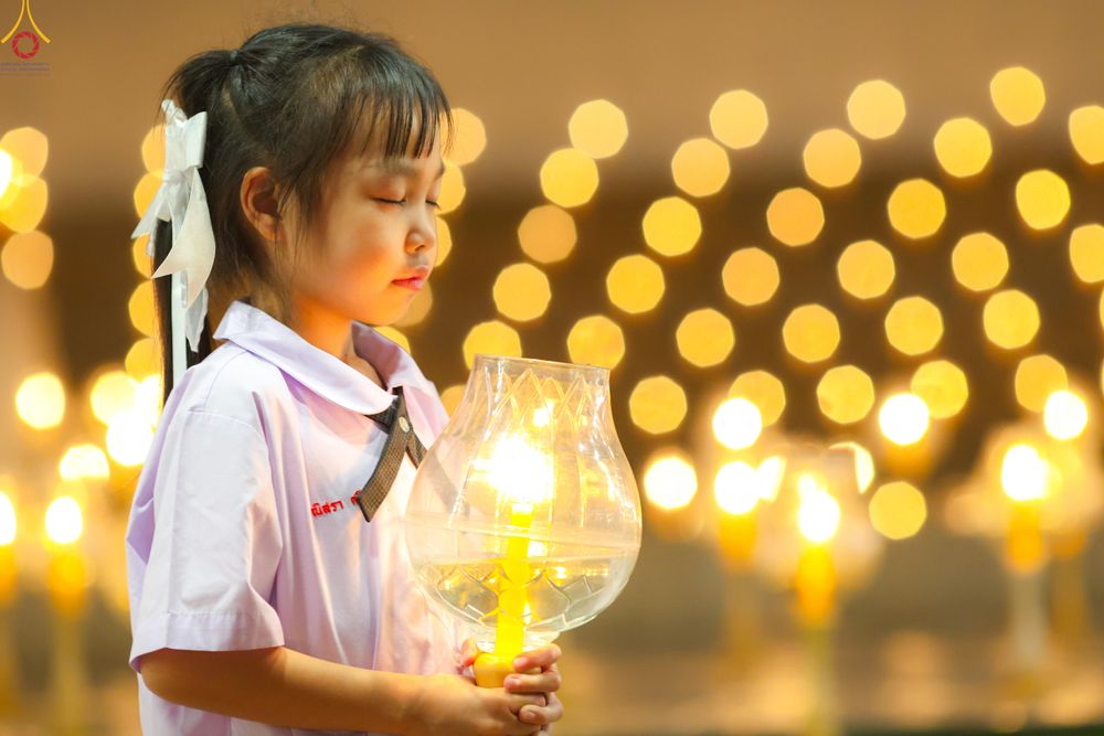 ภาพ No.290251:วันที่ 6 มกราคม พ.ศ. 2569 พิธีจุดประทีปถวายเป็นพุทธบูชา และบูชาธรรมมหาปูชนียาจารย์ (ภาพชุดที่ 2) ณ อนุสรณ์สถานมหาวิหารพระมงคลเทพมุนี (โลตัสแลนด์) อ.สองพี่น้อง จ.สุพรรณบุรี ในโครงการธรรมยาตรา กตัญญูบูชา มหาปูชนียาจารย์ พระมงคลเทพมุนี(สด จนฺทสโร) พระผู้ปรา