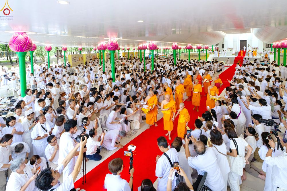 ภาพ No.330884:วันวิสาขบูชา อาทิตย์ที่ 31 พฤษภาคม พ.ศ.2569 พิธีบรรพชาสามเณรอุบาสก 11 ท่าน , พิธีถวายบาตรผ้าไตร และจตุปัจจัยไทยธรรม แด่สามเณร , พิธีอุปสมบทอุทิศชีวิต , พิธีกล่าวคำกัปปิยภัณฑ์  ณ อุโบสถพระไตรปิฎก วัดพระธรรมกาย จังหวัดปทุมธานี