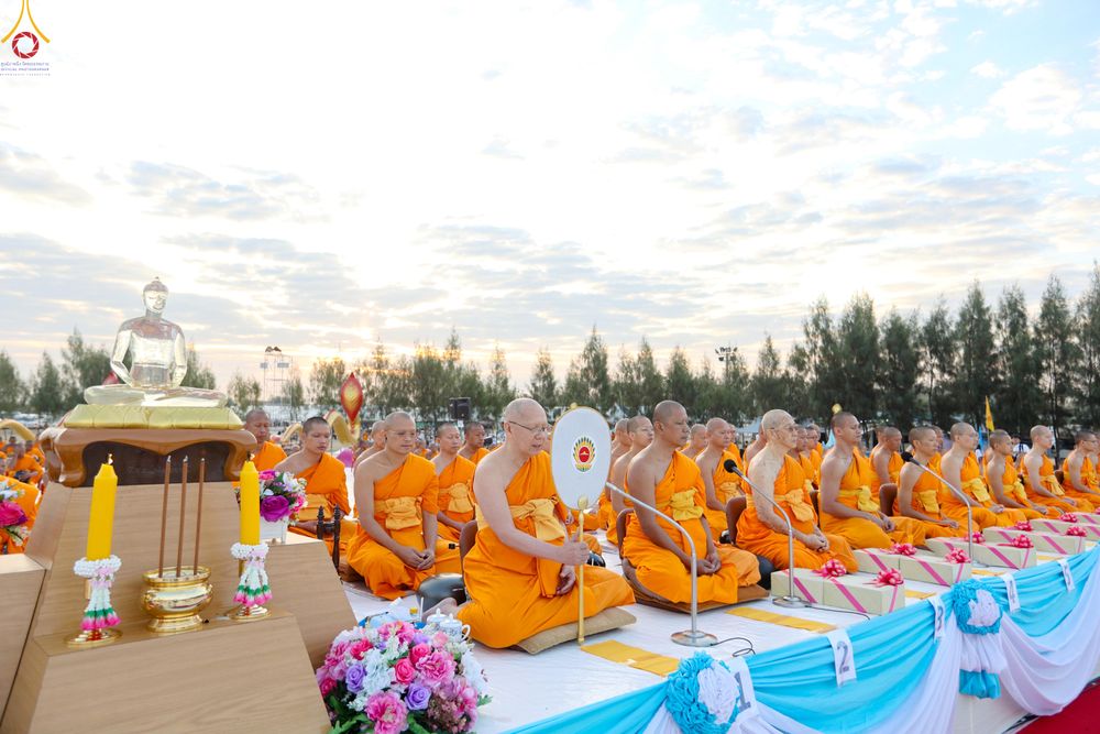 ภาพ No.302491:วันที่ 24 มกราคม พ.ศ. 2569 พิธีตักบาตรพระธรรมยาตรา ณ อนุสรณ์สถานลำดับที่ 5 สถานที่เผยแผ่วิชชาธรรมกายครั้งแรก อนุสรณ์สถานบางปลา วัดบางปลา อำเภอบางเลน จังหวัดนครปฐม ในโครงการธรรมยาตรา กตัญญูบูชา มหาปูชนียาจารย์ พระมงคลเทพมุนี(สด จนฺทสโร) พระผู้ปราบมาร อนุส