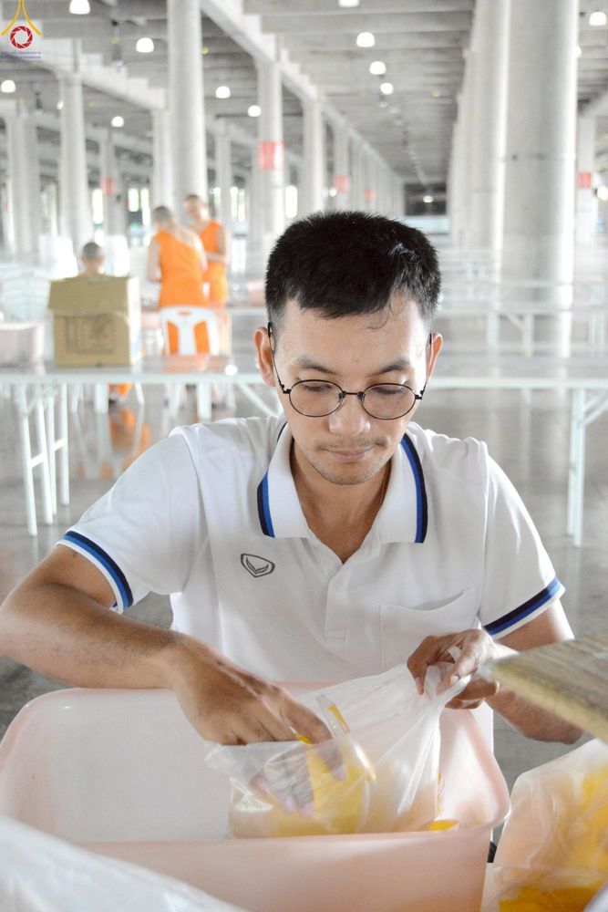 ภาพ No.246657:วันที่ 12 กันยายน พ.ศ. 2568 การเก็บงาน จัดเก็บไฟ LED ของเจ้าหน้าที่ทุกสถานะ ณ วิหารคด วัดพระธรรมกาย