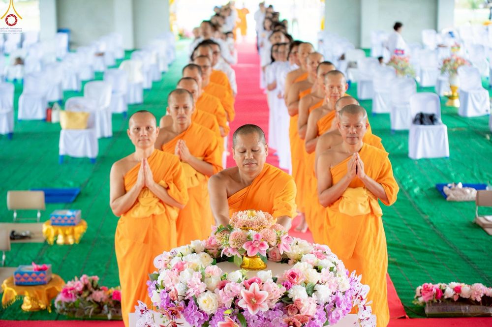 ภาพ No.255230:วันที่ 12 ตุลาคม พ.ศ. 2568 พิธีอัญเชิญพระบรมสารีริกธาตุและบรรจุ ลงในพระเกตุพระประธาน , พิธีทอดกฐินสามัคคีทั่วไทย 30,000 วัด โดยคณะศิษยานุศิษย์ วัดพระธรรมกาย  บูชาธรรม 81 ปี หลวงพ่อธัมมชโย ณ ธุดงคสถานเขาย้อย จ.เพชรบุรี