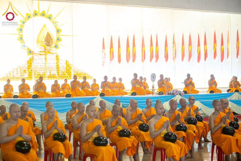 ภาพ No.256733:วันที่ 5 ตุลาคม พ.ศ. 2568 พิธีตักบาตร ข้าวสารอาหารแห้ง ณ บ้านแก้วเรือนทองคุณยายฯ สภาธรรมกายสากล วัดพระธรรมกาย