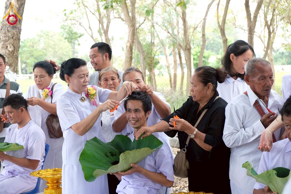 ภาพ No.277892:พิธีตัดปอยผมและปลงผมนาคธรรมทายาท พิธีขอขมาผู้ปกครอง ณ ศูนย์อบรมเยาวชนนครปฐม จ.นครปฐม และพิธีมอบบาตร ผ้าไตร นาคธรรมทายาท พิธีบรรพชา อุปสมบทหมู่ ณ วัดลาดหญ้าไทร จ.นครปฐม