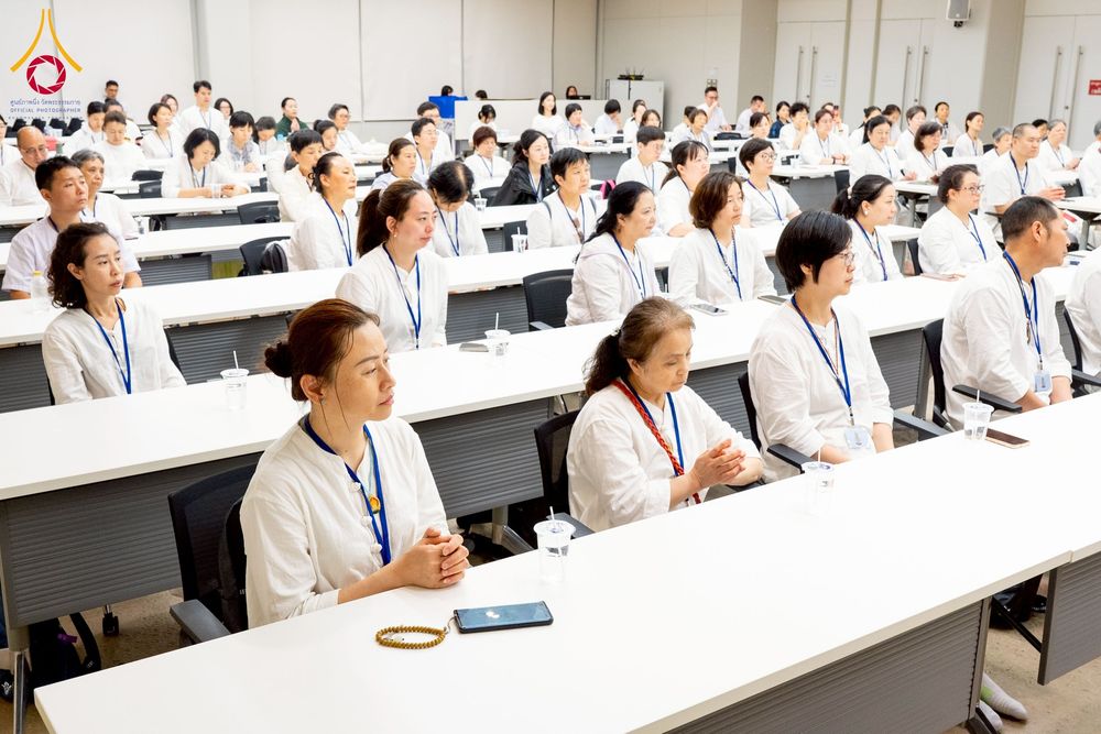 ภาพ No.222481:วันที่ 21 เมษายน พ.ศ. 2568 หลวงพ่อทัตตชีโวต้อนรับคณะสงฆ์จีน ณ อาคาร 100 ปี คุณยายมหารัตนอุบาสิกาจันทร์ ขนนกยูง วัดพระธรรมกาย