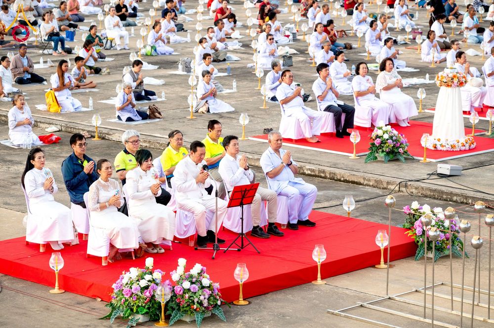 ภาพ No.250412:วันอังคารที่ 7 ตุลาคม พ.ศ. 2568 พิธีจุดประทีปบูชาพระรัตนตรัย ณ ลานธรรมปทุมรัตน์ธรรมเจดีย์ พุทธอุทยานนานาชาติ อ.โพนพิสัย จ.หนองคาย