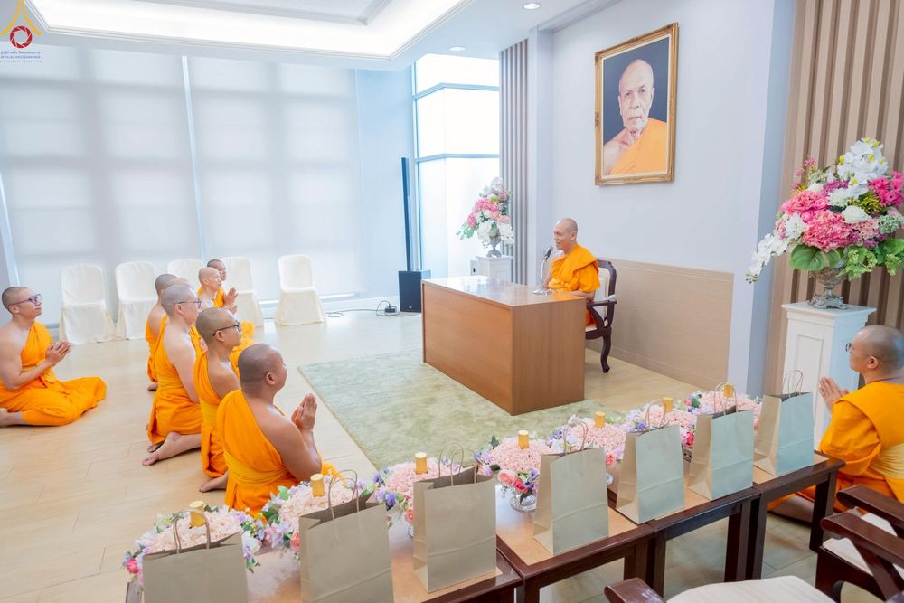 ภาพ No.246331:วันที่ 8 กันยายน พ.ศ. 2568 พระครูปลัดรัตนวีรวัฒน์ (รังสฤษดิ์ อิทฺธิจินฺตโก) เจ้าอาวาสวัดพระธรรมกาย เป็นประธานมอบพระบรมสารีริกธาตุ แก่ศูนย์ส่งเสริมศีลธรรมภายในประเทศ และวัดสาขาต่างประเทศ จำนวน 8 แห่ง