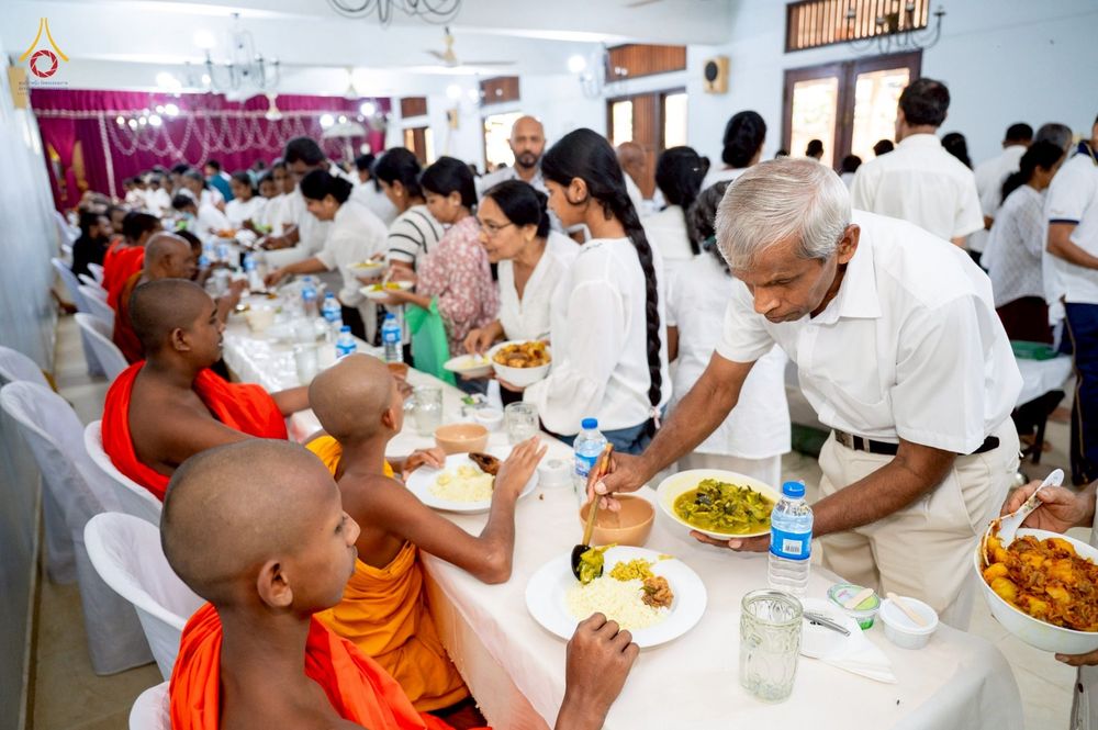 ภาพ No.266610:วันที่ 25 ตุลาคม พ.ศ. 2568 พิธีทอดกฐินสมทบ วัดกัลยาณมิตรต่างประเทศ  บูชาธรรม 81 ปี หลวงพ่อธัมมชโย ณ วัดธรรมวัฒนา รามายา  เมืองมาตะเล ประเทศศรีลังกา 