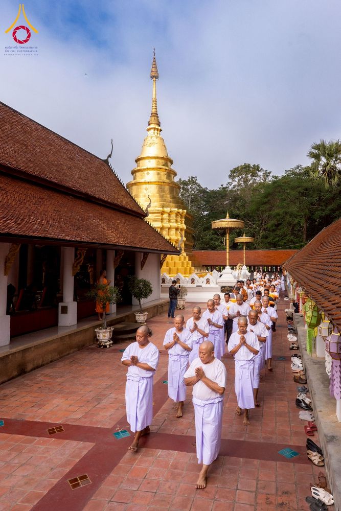 ภาพ No.275825:วันพุธที่ 3 ธันวาคม พ.ศ. 2568 พิธีบรรพชาอุปสมบท โครงการอุปสมบทบูชาธรรมมหาปูชนียาจารย์ ศูนย์อบรม : ศูนย์ส่งเสริมศีลธรรม จ.พะเยา ณ โบราณสถานพระธาตุจอมทอง และ โบสถ์กลางน้ำ วัดพระธาตุศรีโคมคำ อำเภอเมือง จังหวัดพะเยา