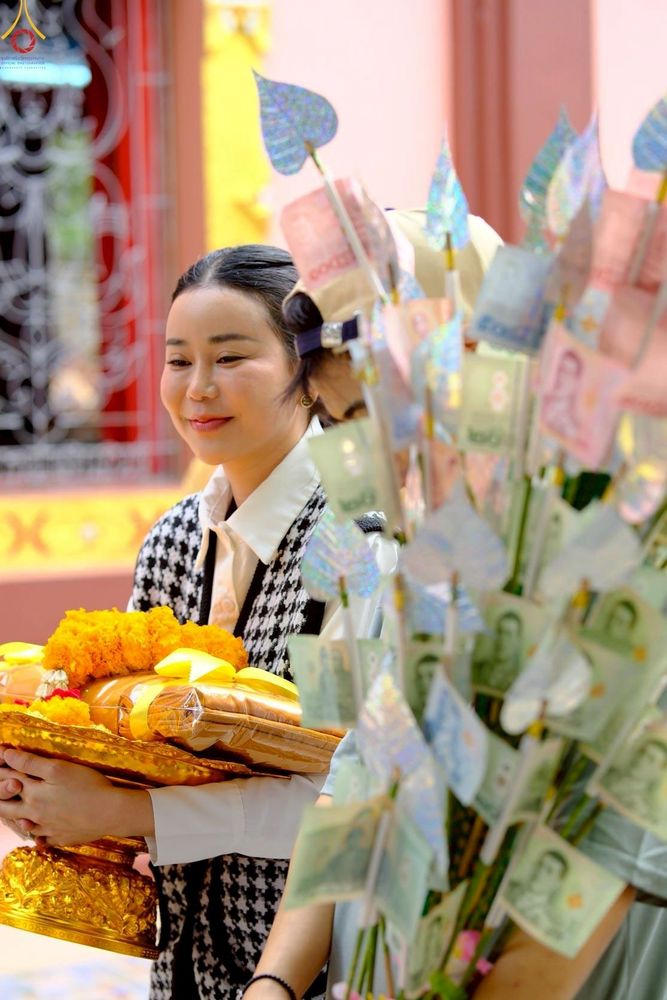 ภาพ No.254619:วันที่ 13 ตุลาคม พ.ศ. 2568 พิธีทอดกฐินสามัคคีทั่วไทย 30,000 วัด โดยคณะศิษยานุศิษย์ บูชาธรรม 81 ปี หลวงพ่อธัมมชโย ณ วัดจันทร์ใน แขวงบางคอแหลม เขตยานนาวา กรุงเทพมหานคร