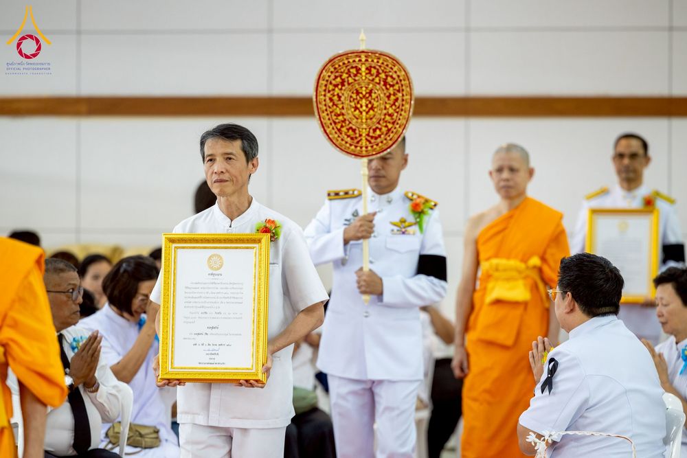 ภาพ No.276652:วันเสาร์ที่ 6 ธันวาคม พ.ศ. 2568 พิธีมุทิตาสักการะ เนื่องในโอกาสที่พระเดชพระคุณพระพรหมดิลก เจ้าอาวาสวัดสามพระยา วรวิหาร เมตตาเป็นประธานในพิธีตั้งฐานานุกรมใน พระราชวิเทศวชิรเวที (บัณฑิต วรปญฺโญ) ผู้ช่วยเจ้าอาวาสวัดพระธรรมกาย (ไวโรจน์ วิโรจโน) ผู้ช่วยเจ้าอา