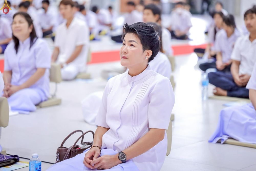 ภาพ No.249036:วันที่ 26-28 กันยายน พ.ศ. 2568 โครงการอบรม อุบาสกแก้ว อุบาสิกาแก้ว รุ่นที่ 3  ณ ศูนย์ปฏิบัติธรรมสมุทรปราการ ได้รับความเมตตาจากคณะสงฆ์ในพื้นที่  รวมถึงผู้บริหารสถานศึกษา ที่นำนักเรียนระดับมัธยมปลาย  มารับฟังข้อมูลเพื่อที่จะเป็นกำลังสำคัญ ในการเข้าร่วมขบวน