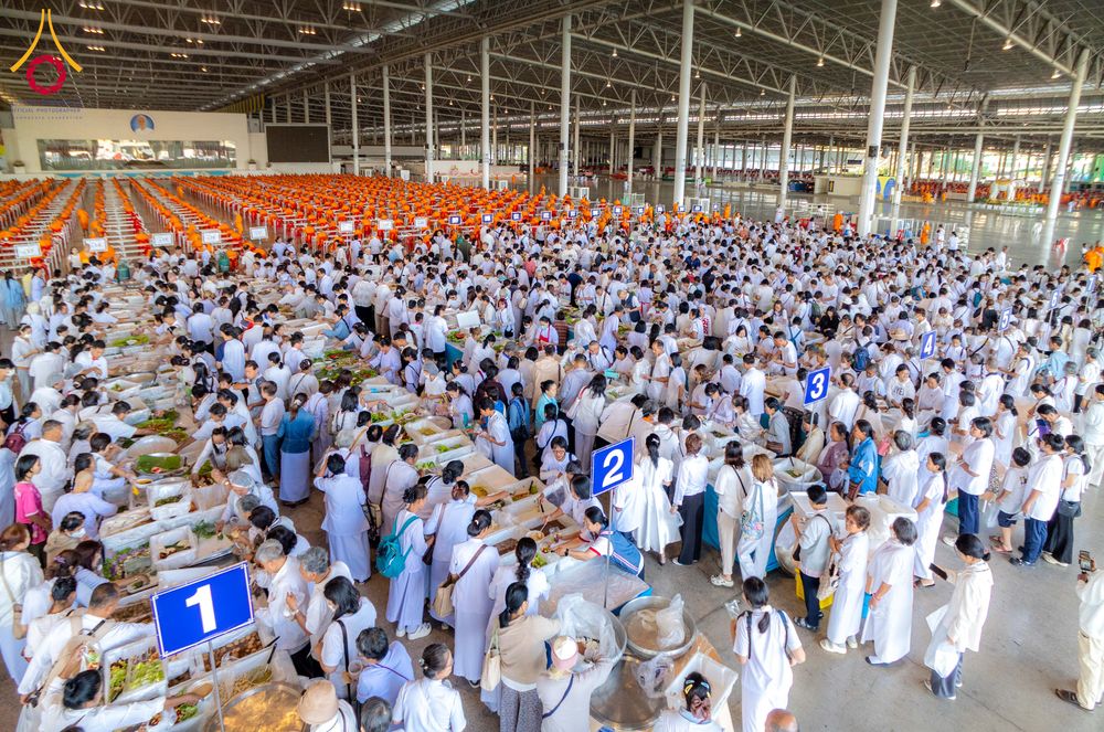 ภาพ No.279181:วันที่ 2 มกราคม พ.ศ.2569 พิธีถวายภัตตาหารเป็นสังฆทาน แด่พระธรรมยาตรา ณ วัดพระธรรมกาย ปทุมธานี ในโครงการธรรมยาตรา กตัญญูบูชา มหาปูชนียาจารย์ พระมงคลเทพมุนี(สด จนฺทสโร) พระผู้ปราบมาร อนุสรณ์สถาน 7 แห่ง ปีที่ 14