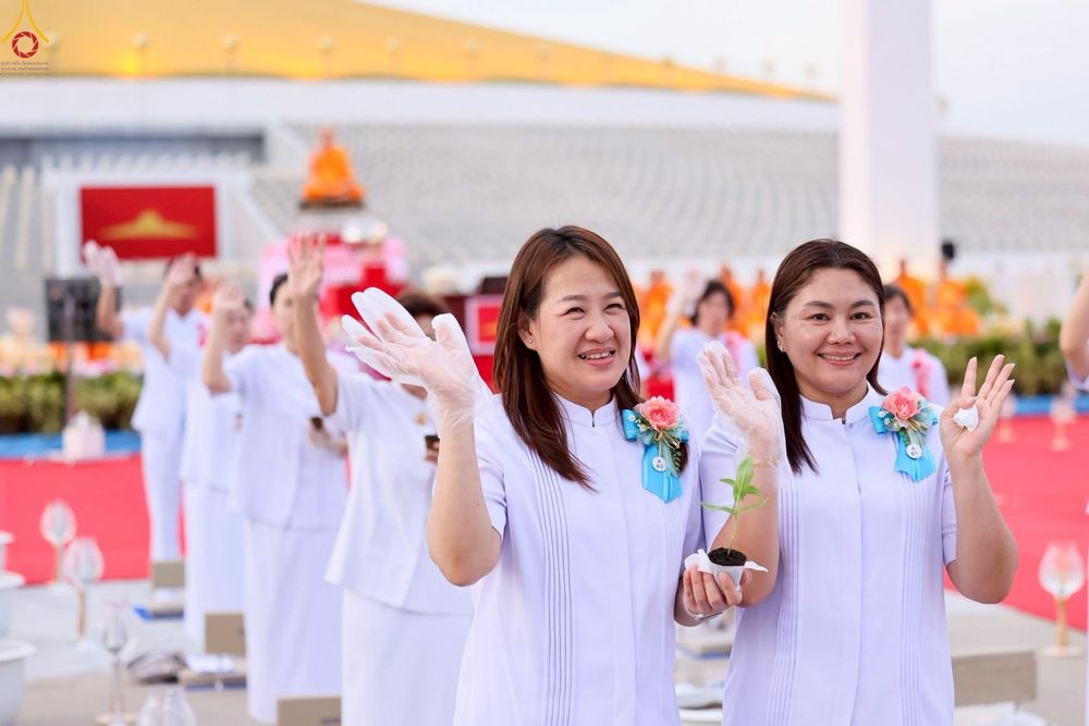 ภาพ No.252889:วันที่ 10 ตุลาคม พ.ศ. 2568 พิธีปลูกต้นทรัพย์บานชื่น ณ ลานธรรม วัดพระธรรมกาย