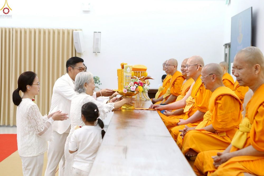 ภาพ No.258598:วันที่ 19 ตุลาคม พ.ศ. 2568 พิธีทอดกฐินสามัคคีทั่วไทย 30,000 วัด โดยคณะศิษยานุศิษย์ บูชาธรรม 81 ปี หลวงพ่อธัมมชโย ณ ศูนย์ปฎิบัติธรรมน้ำใสใจสว่าง  เขตบางกอกน้อย กรุงเทพมหานคร