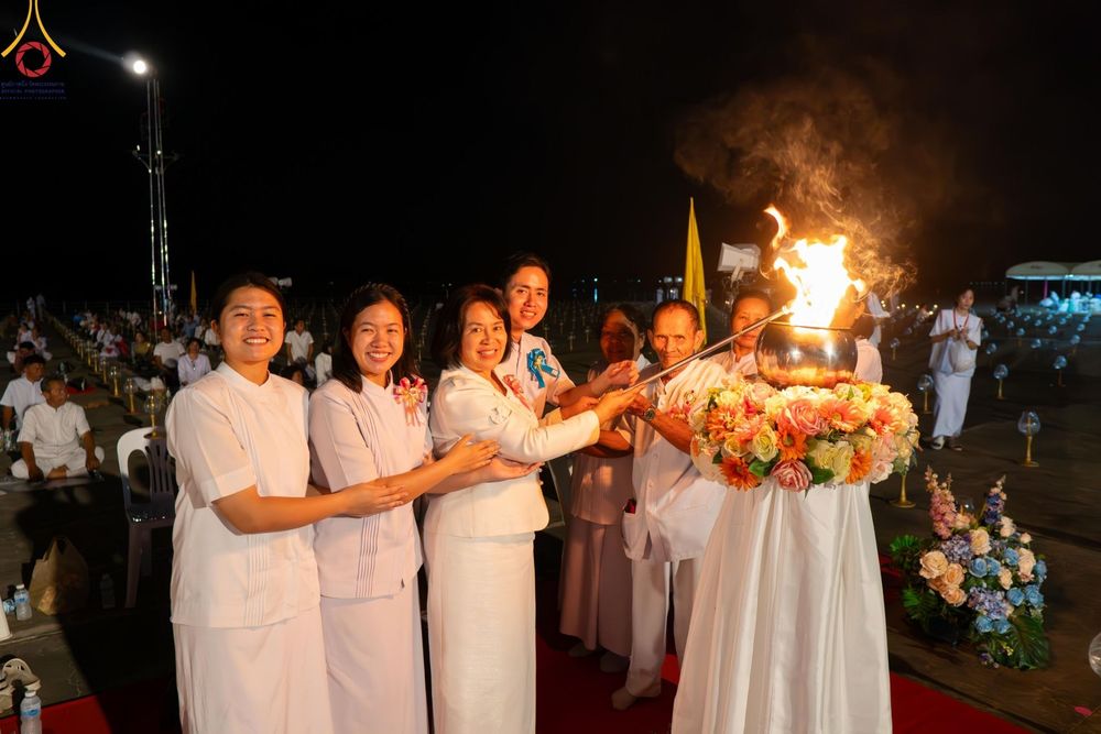 ภาพ No.175934:พิธีจุดประทีปโคมลาน, โคมลอยและลอยกระทง ถวายประทีปเป็นพุทธบูชา สร้างความสว่างไสวให้กับแผ่นดินด้วยแสงธรรม วันที่ 15 พฤศจิกายน พ.ศ. 2567 ณ พุทธอุทยานนานาชาติ อ.โพนพิสัย จ.หนองคาย